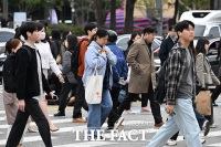  '급격히 떨어진 아침 기온'··· 잔뜩 움츠린 출근길 [TF사진관]