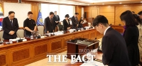  묵념으로 시작하는 이태원참사 추모위원회 회의 [포토]