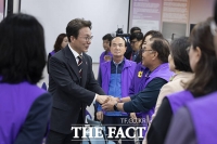  이태원 참사 유가족과 인사 나누는 김민석 국무총리 [포토]