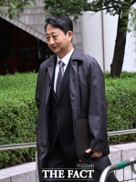  한덕수 재판 증인 출석하는 안덕근 '옅은 미소' [포토]