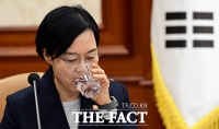  물 마시는 한성숙 중소벤처기업부 장관 [포토]