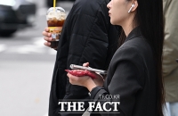 추워진 아침 출근길에 등장한 '핫팩' [포토]