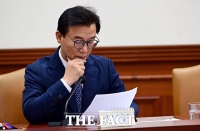  자료 살펴보는 전재수 해양수산부 장관 [포토]