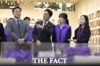  이태원 참사 추모공간 살피는 김민석 국무총리 [포토]