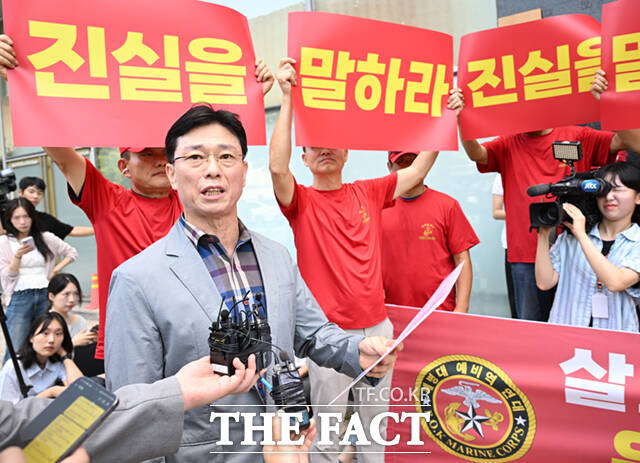 임성근 전 해병대 1사단장이 7월 29일 오전 서울 서초구 순직해병 특검 사무실에 자진 출석해 입장을 밝히는 도중 해병대 예비역연대 전우들의 진실을 밝히라는 항의를 받고 있다. /이새롬 기자