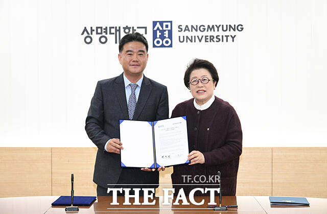 이호재 한국사진기자협회장(왼쪽)과 김종희 상명대학교 총장이 20일 서울 종로구 상명대학교에서 한국사진기자협회와 상명대학교 대학원 간 상호협력에 관한 업무협약을 체결한 뒤 기념촬영을 하고 있다. /박헌우 기자