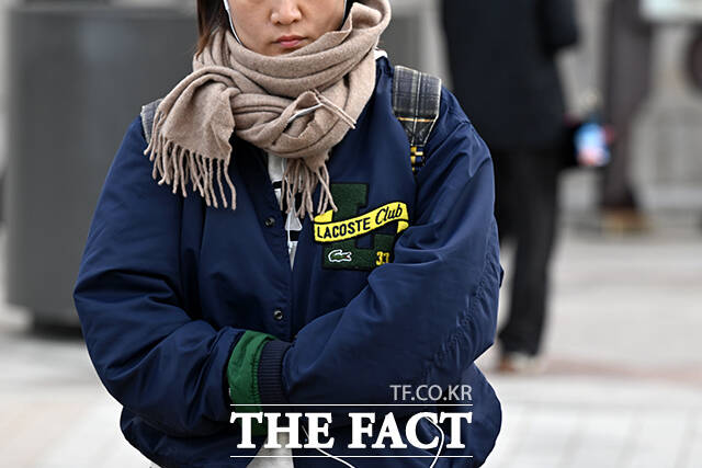 쌀쌀한 초겨울 날씨를 보인 21일 오전 서울 종로구 광화문네거리에서 두꺼운 옷차림을 한 시민이 출근길 발걸음을 재촉하고 있다. /서예원 기자