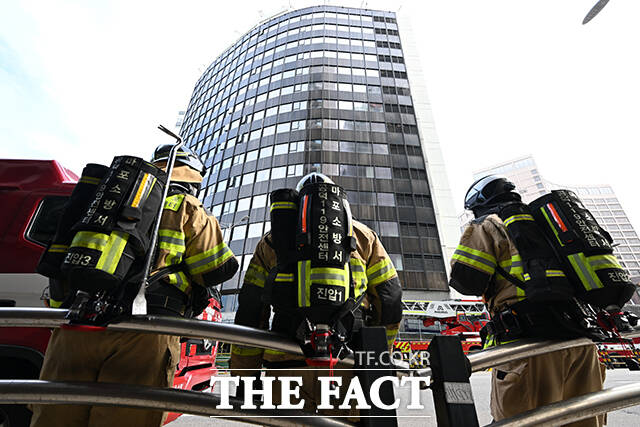 21일 서울 중구 서울센터빌딩에서 화재가 발생해 소방대원들이 진화 작업을 펼치고 있다. /서예원 기자