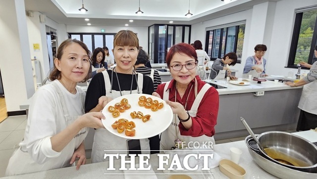 글로벌 한방스쿨에 참가한 일본인들이 대구에서 열린 현장학습에서 한방 다식 만들기 체험을 하고 있다. /수성구