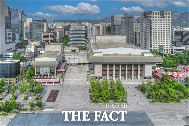 서울시는 세종문화회관 옥상정원 조성 사업의 설계 공모를 내달 24일까지 진행한다고 22일 밝혔다. 사진은 세종문화회관 전경./서울시