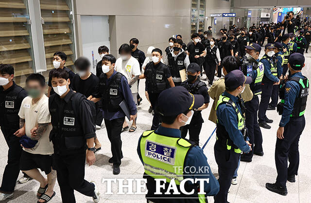 캄보디아 온라인 사기에 가담해 구금된 한국인들이 지난 18일 오전 인천국제공항을 통해 송환되고 있다. /인천국제공항=장윤석 기자