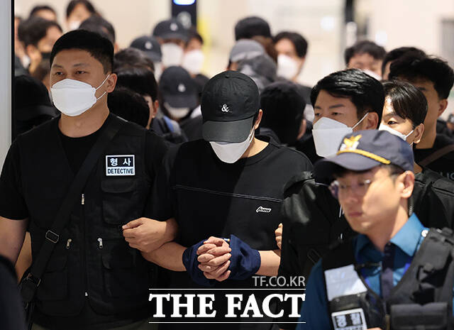 캄보디아 온라인 사기에 가담해 구금된 한국인들이 18일 오전 인천국제공항을 통해 송환되고 있다. /더팩트 DB
