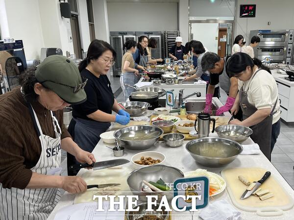 제철 가을 밑반찬 교육생들이 다양한 한식 조리법을 전수받고 있다. /계룡시