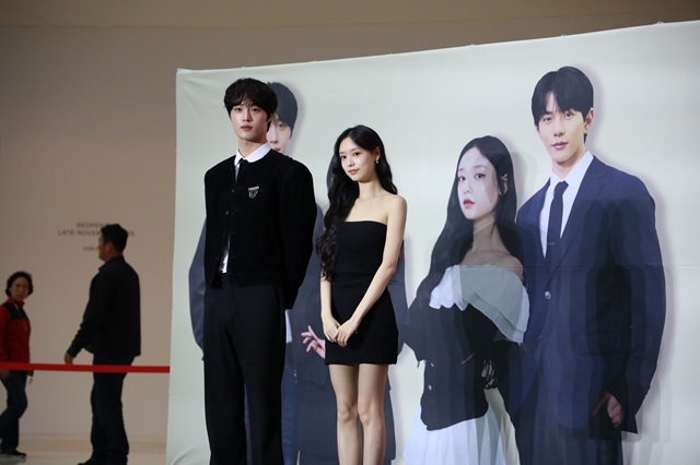 그룹 CIX(씨아이엑스) 윤현석(왼쪽)과 그룹 파나틱스 김도아가 21일 오후 2시 경기도 고양시 덕양구 스타필드 고양 1층 센트럴아트리움에서 열린 숏폼 드라마 마이리틀셰프 제작발표회에서 작품의 관전 포인트를 전했다. /마인즈그라운드