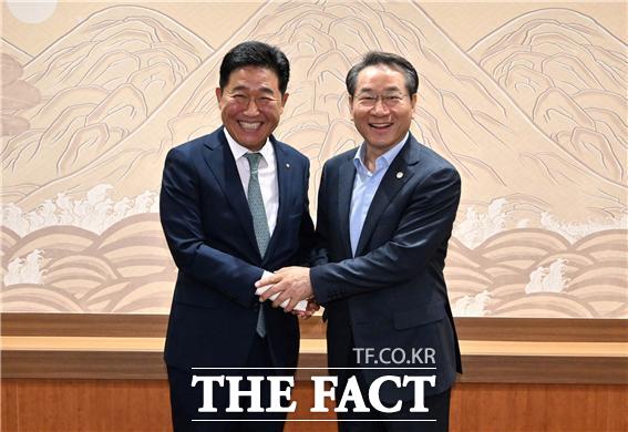 지난 7월 25일 유정복 시장(오른쪽) 박종범 세계한인경제무역협회 회장을 만나 10월 개최되는 세계한인인경제인대회 추진 상황을 점검하고 있다./인천시