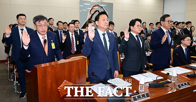 박윤규 정보통신산업진흥원장(왼쪽)이 21일 서울 여의도 국회에서 열린 과학기술정보방송통신위원회의 정보통신산업진흥원 등에 대한 국정감사에 출석해 증인선서하고 있다. 앞줄 왼쪽부터 박윤규 원장, 황종성 지능정보사회진흥원장, 이상훈 한국방송통신전파진흥원장, 이상중 한국인터넷진흥원장. /국회=남윤호 기자