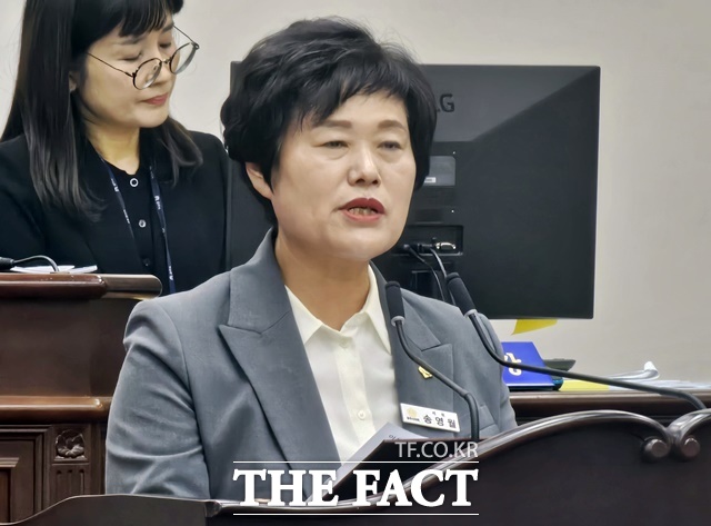 송영월 공주시의원이 21일 제261회 공주시의회 임시회 제1차 본회의 5분 자유발언을 하고 있다. /김형중 기자