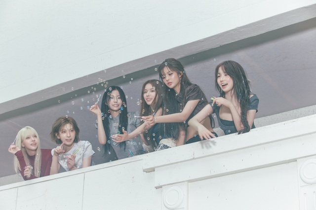 그룹 엔믹스(NMIXX)의 Blue Valentine이 20일 오후 11시 음악 플랫폼 멜론의 TOP 100 차트에서 실시간 1위를 기록했다. 또 Blue Valentine은 22일자 멜론 일간 차트에서도 1위를 달성했다. 엔믹스가 두 차트에서 1위에 오른 것은 이번이 처음이다./JYP엔터테인먼트