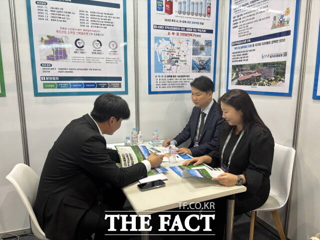 청양군이 ADEX(항공우주방산전시회) 2025에서 홍보 부스를 운영하고 있다. /청양군