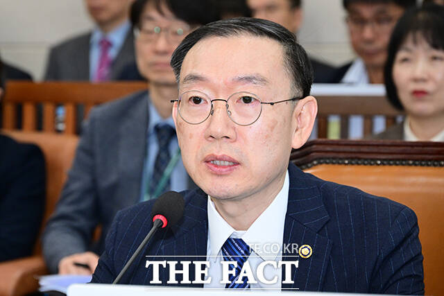 이명구 관세청장이 21일 서울 여의도 국회에서 열린 기획재정위원회의 관세청, 조달청 등에 대한 국정감사에 출석해 질의 답변을 하고 있다. /국회=남윤호 기자