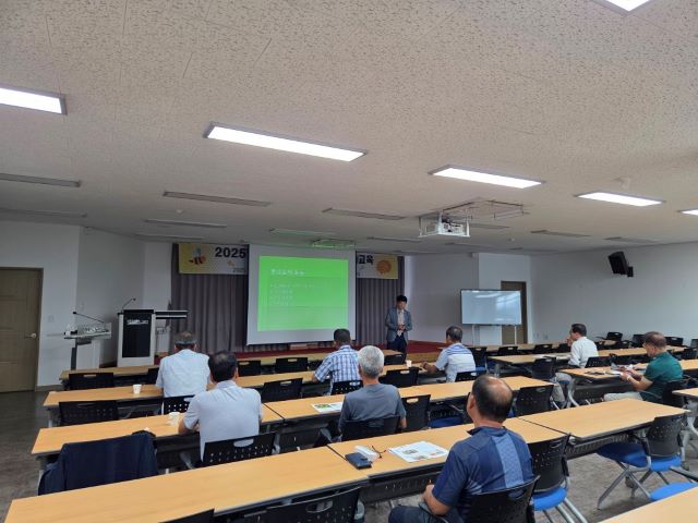 구례군이 신규 농업인 양봉 교육을 진행하고 있다. /구례군