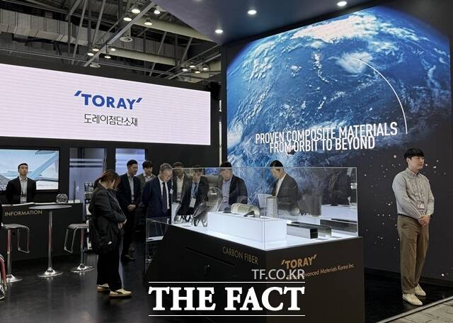 도레이첨단소재는 24일까지 경기도 고양시 일산 킨텍스에서 열리는 ADEX 2025(서울 국제항공우주 및 방위산업 전시회)에 참가한다. 도레이첨단소재 부스. /도레이첨단소재