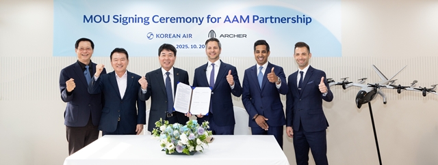 지난 20일 경기 고양시 킨텍스에서 열린 서울 국제 항공우주 및 방위산업 전시회(ADEX) 2025 행사장에서 대한항공과 아처 에비에이션이 미래항공교통(AAM) 모델 공동 개발을 위한 양해각서(MOU)를 체결한 뒤 임진규 대한항공 항공우주사업본부장(왼쪽에서 세 번째), 유종석 대한항공 안전보건 총괄 겸 오퍼레이션 부문 부사장(왼쪽에서 두 번째), 박희돈 대한항공 경영전략본부장(왼쪽 첫 번째), 애덤 골드스타인 아처 에비에이션 최고경영자(왼쪽에서 네 번째) 등 양사 관계자들이 기념촬영을 하고 있다. /대한항공