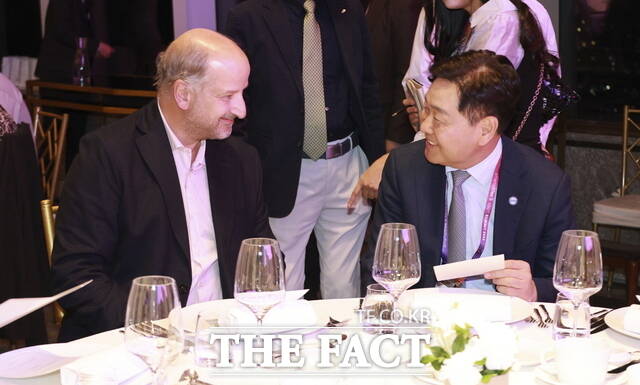 20일 세계올림픽도시연맹 총회에 앞서 열린 스마트시티&스포츠 서밋 리셉션에서 김관영 전북도지사(오른쪽)가 관계자들과 인사를 나누고 있다. /전북도