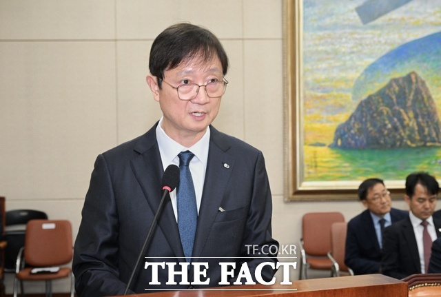 이찬진 금융감독원장이 21일 정무위원회 국정감사에 참석해 선서를 하고 있다. /박헌우 기자