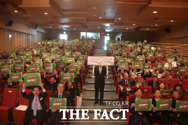한국효문화진흥원이 21일 10월 효의 달을 맞아 K-HYO(효문화)의 전국 확산과 미래 발전방안을 주제로 제8회 효문화국제학술대회를 개최했다. 사진은 효문화 전국 확산 구호 제창 퍼포먼스 진행 모습. /한국효문화진흥원