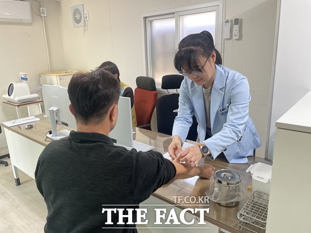 서울시는 지난 20일부터 영등포쪽방촌 주민과 인근 거리 노숙인을 주 3회 직접 찾아가는 진료를 시작했다./서울시