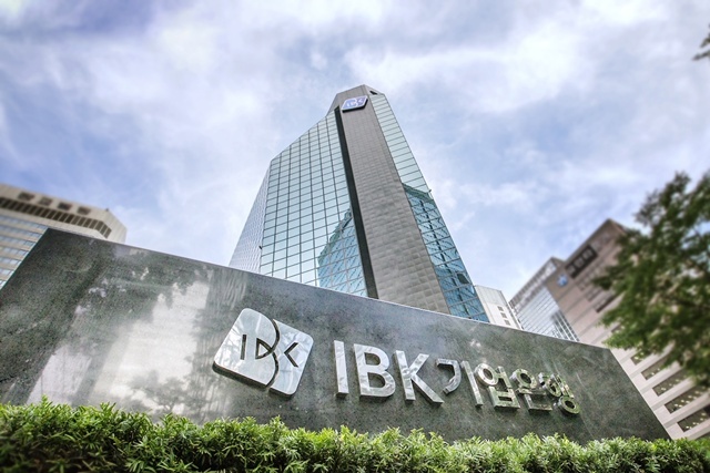 IBK기업은행이 오는 22일 개인형IRP에서 AI가 고객 투자성향과 시장상황을 반영해 자동으로 포트폴리오를 구성하고 운용하는 로보어드바이저(RA) 일임서비스의 제휴사를 AI콴텍(Quantec)과 미래에셋자산운용을 추가해 기존 디셈버앤컴퍼니(Fint)를 포함한 일임서비스 제휴사를 3개사로 확대한다. /IBK기업은행