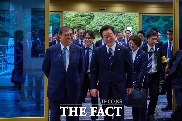 대통령실은 21일 다카이치 사나에 신임 일본 총리 선출과 관련해 일본 정상이 바뀌었기 때문에 (APEC 계기로 정상회담을) 기대한다고 밝혔다. 이재명 대통령이 9월 30일 이시바 시게루 일본 총리와 한일 정상회담을 위해 부산 누리마루 APEC 하우스에 입장하고 있다. /대통령실