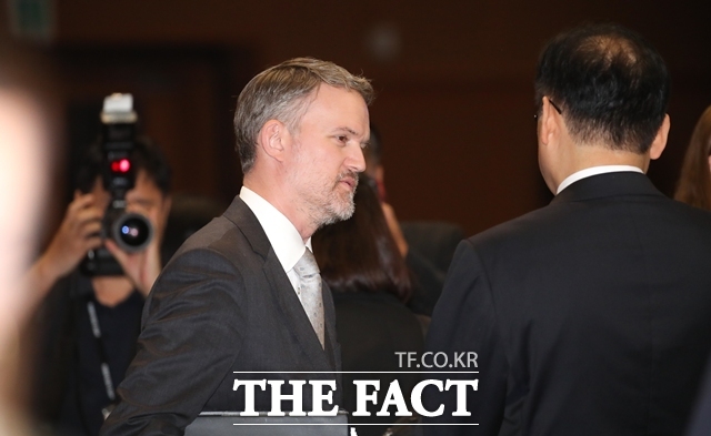 미국 무역대표부(USTR)는 20일(현지시간) 제이미슨 그리어 무역대표 명의의 성명을 통해 전 세계 민간 기업에 대한 중국의 보복 조치는 외국 기업이 미국의 조선 및 기타 중요 산업에 투자하는 것을 막음으로써 미국 정치에 영향을 미치고 글로벌 공급망을 통제하려는 광범위한 경제적 강압(economic coercion)이라고 지적했다. 제이미슨 그리어 USTR 대표가 지난 5월 오후 서귀포 제주국제컨벤션센터(ICC)에서 열린 아시아태평양경제협력체(APEC) 통상장관회의에 앞서 참석자들과 대화를 나누고 있는 모습. /뉴시스