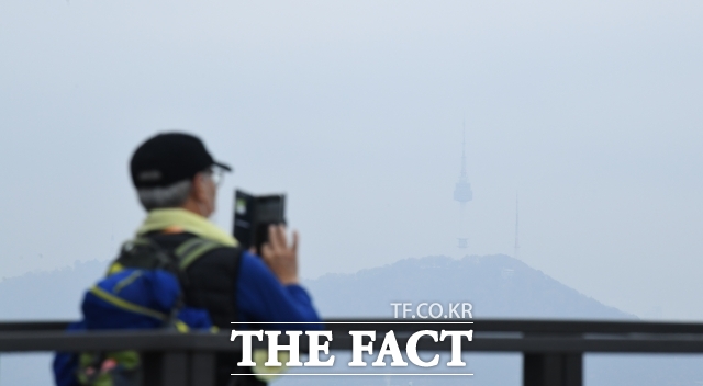 수요일인 22일 추위가 이어지는 가운데 최고기온이 23도까지 오르겠으나 일교차는 15도 안팎으로 크겠다. 전국이 대체로 흐린 가운데 강원, 경북, 전남, 경남, 제주에는 비가 오는 곳이 있겠다./ 더팩트DB