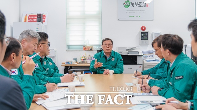 합천 농업행정의 새 거점 과학영농종합시설을 점검하고 있는 김윤철 군수 /합천군