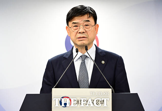 이상경 국토교통부 1차관이 부동산 유튜브 채널에서 '10·15 부동산 대책'과 관련해 쏟아낸 발언을 두고 논쟁이 불거졌다. 사진은 이 차관이 지난 8월 21일 서울 종로구 정부서울청사에서 외국인 토지거래허가구역 지정과 관련해 브리핑하는 모습. /임영무 기자