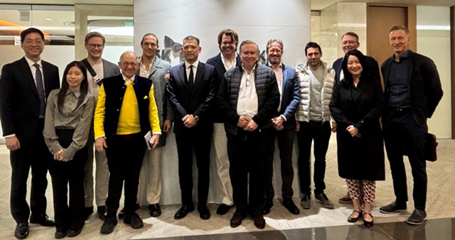 지난 20일 SK증권 본사에서 한정호 SK증권 글로벌사업부 대표(앞줄 왼쪽에서 세 번째), 클로드 핀켄버그 FOA 공동창립자(앞줄 왼쪽에서 네 번째)와 관계자들이 기념 촬영을 하고 있다. /SK증권