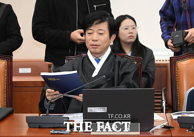 이강일 의원이 한복을 입고 국정감사에 참석하고 있다.