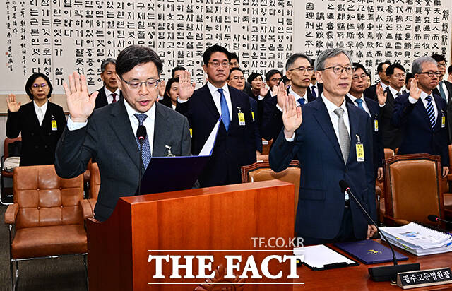 이원범 대전고등법원장이 21일 오전 서울 여의도 국회 법제사법위원회에서 열린 대전고등법원 등에 대한 국정감사에 출석해 증인선서를 하고 있다. /국회=배정한 기자