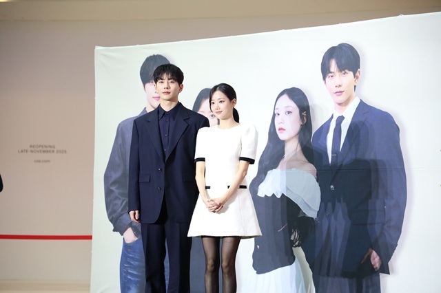 배우 최보민(왼쪽)과 이나은이 21일 오후 2시 경기도 고양시 덕양구 스타필드 고양 1층 센트럴아트리움에서 열린 숏폼 드라마 마이리틀셰프 제작발표회에서 케미를 자신했다. /마인즈그라운드