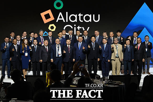 카나트 보줌바예프 카자흐스탄 부총리(가운데)를 비롯한 참석자들이 15일 오전 서울 중구 롯데호텔 서울에서 열린 ALATAU RISE With Kazakhstan 국제로드쇼에 참석해 기념 촬영을 하고 있다. /카자흐스탄 투자청