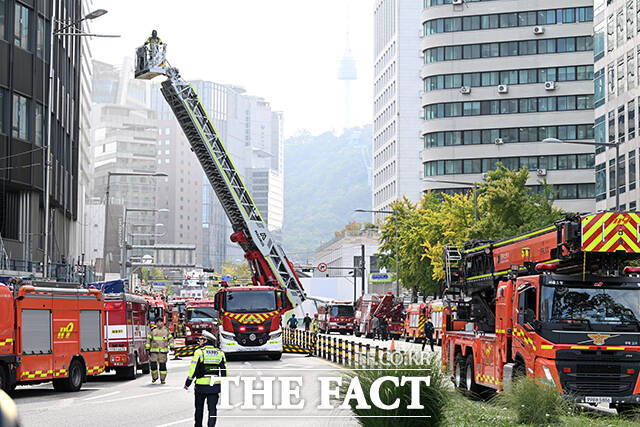 21일 오전 서울 중구 서울센터빌딩에서 화재가 발생해 소방대원들이 진화 작업을 펼치고 있다. /서예원 기자