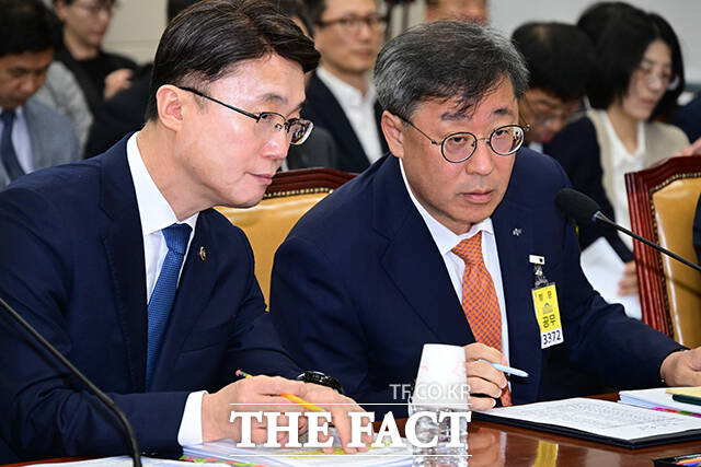 대화 나누는 류제명 과기정통부 2차관(왼쪽)과 박윤규 정보통신산업진흥원장.