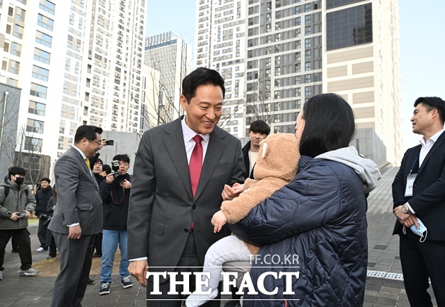 오세훈 서울시장이 지난 3월 주형환 저출산고령사회위원회 부위원장과 미리내집 롯데캐슬 이스트폴(광진구 자양동)을 방문해 입주 예정 신혼부부와 현장을 둘러보고 있다./서울시