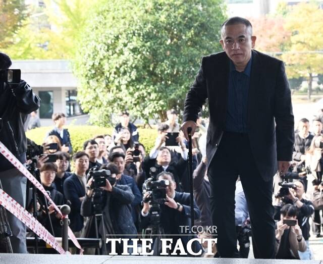 명태균 씨는 지난 14일 <더팩트>와 통화에서 윤석열 전 대통령 부부에게 전달한 여론조사는 14건에 불과하다며 특검이 제기한 58건은 사실과 다르다고 밝혔다. 특히 명 씨는 이 중 10건은 다른 사람에게도 제공한 공표 조사이고, 4건에 대해선 각각 2건씩 윤 전 대통령과 김건희 씨에게 전달한 것이라고 설명했다. /배정한 기자