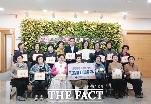 동구행복한어르신복지관 선배시민자원봉사단이 21일 동구청 10층 접견실에서 신생아 출산선물 100세트를 전달했다. /동구행복한어르신복지관