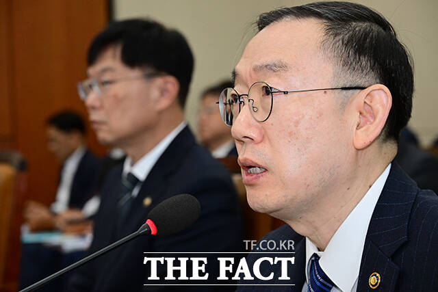 질의 답변하는 이명구 관세청장.