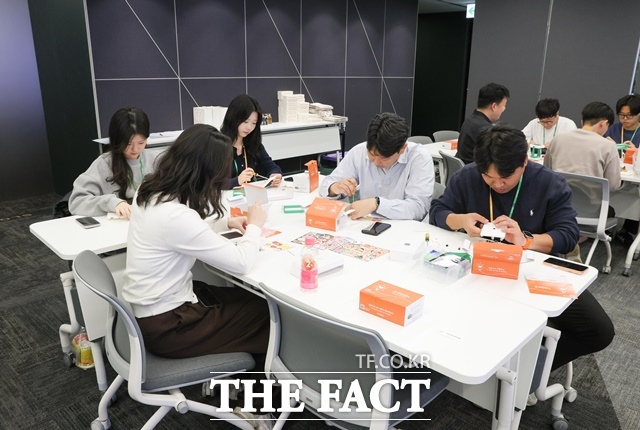 태양광 랜턴 만들기 봉사활동에 참여한 현대엘리베이터 임직원들이 점심시간을 이용해 제품을 조립하고 있다. /현대엘리베이터