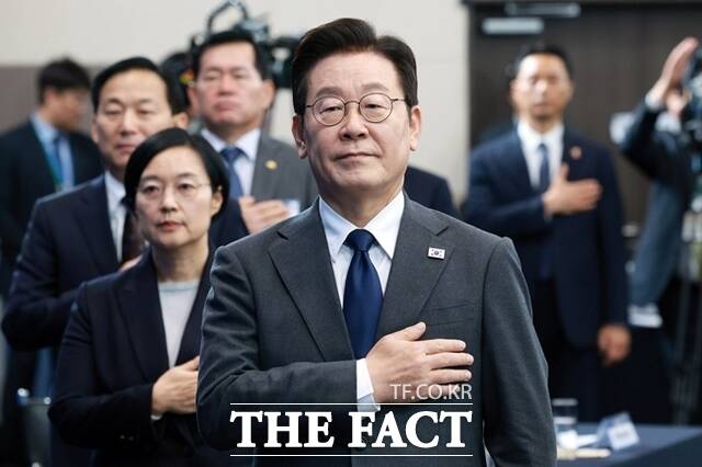 이재명 정부가 출범 4개월 만에 세 차례 부동산 정책을 발표했다. 서울 집값 상승세를 막기 위해서다. 그러나 기대와 달리, 집값 안정은 되지 않고 있다. 사진은 이재명 대통령이 지난 20일 경기 고양시 일산서구 킨텍스에서 열린 방위산업 발전 토론회에서 참석자들과 국민의례를 하고 있다. /뉴시스